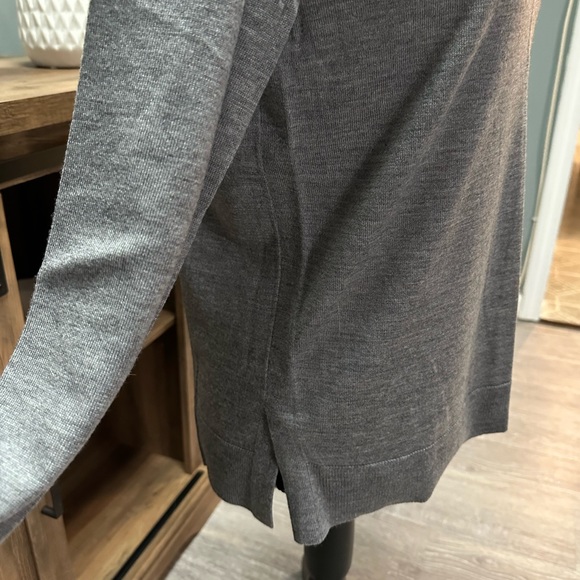 Banana Republic crew neck gray sweater. Size Small. - Picture 2 of 3